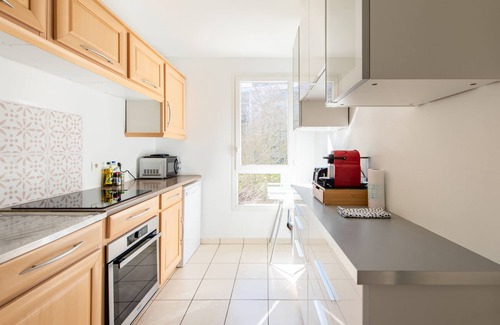 Le Kremlin-Bicetre Apartment | Cozy Apartment in Paris: Steps from Metro & Family-Friendly
