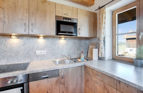 Bad Heilbrunn Apartment | Delightful Seeblick Apartment with Garden & Lake View