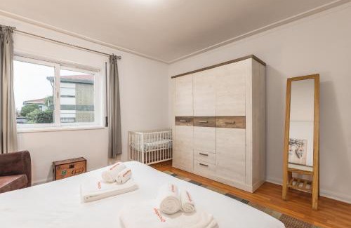 Mafamude Apartment | Inviting Apartment with Veranda in Gaia - Child Friendly Stay