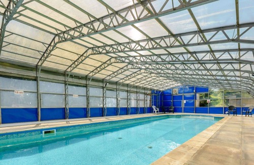 Barnstaple Apartment | Cosy apartment with WIFI, pool, TV, patio, pets allowed, panoramic view and parking