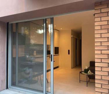 Glyfada Apartment | Cosy apartment with shared pool and garden