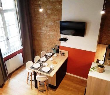 Grande Cote - Annonciade Apartment | Cozy Apartment Near Croix Rousse with Child-Friendly Amenities