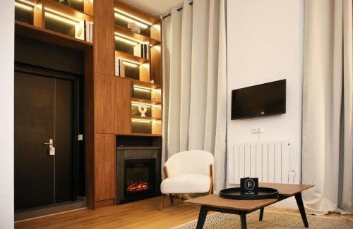 Bonne-Nouvelle Apartment | Stylish Mezzanine Studio Apartment - Family-Friendly Retreat