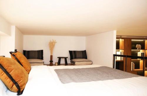 Bonne-Nouvelle Apartment | Stylish Mezzanine Studio Apartment - Family-Friendly Retreat