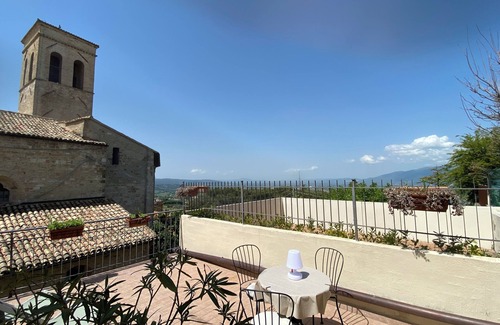 Montefalco Apartment | Inviting Montefalco Apartment with Panoramic Terrace Views