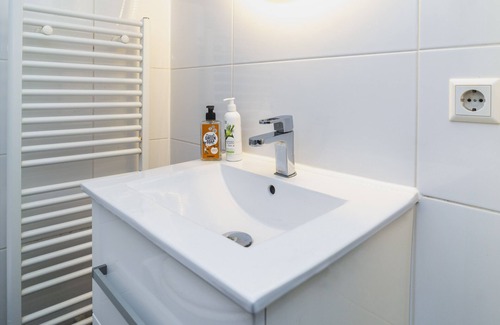 Grachtengordel-West Bed & Breakfast | Cozy Attic with Canal View and Delightful Breakfast