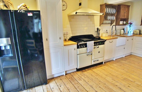 Niton House | Cozy Retreat for Scenic Adventures with Family-Friendly Perks