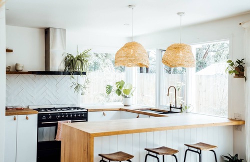 Jan Juc House | Pet-Friendly Beach Shack with Outdoor Bath Near Nature Walks