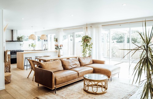 Jan Juc House | Pet-Friendly Beach Shack with Outdoor Bath Near Nature Walks