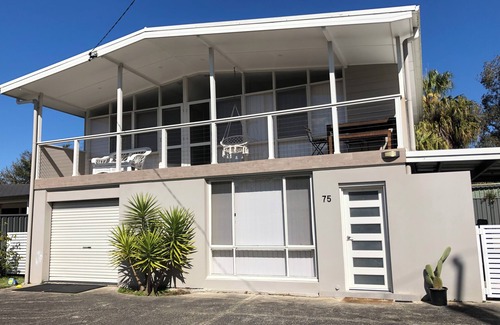 Chittaway Bay House | Cozy Beach House: Steps to Lake & 10 Min Drive to Shore
