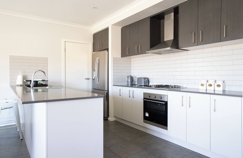 Wyndham Vale House | Modern Cozy House Near Transport & Shopping with Spa Access