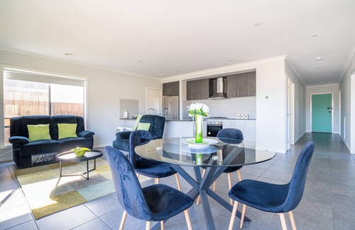 Wyndham Vale House | Modern Cozy House Near Transport & Shopping with Spa Access