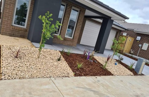Wyndham Vale House | Modern Cozy House Near Transport & Shopping with Spa Access