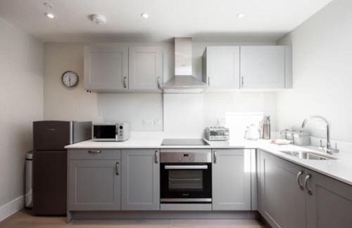 Brentwood Apartment | Charming & Bright 1 Bed Flat - Pet and Child Friendly