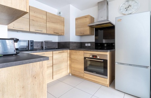 Puteaux Apartment | Bright New Apartment with Kitchen and Breakfast Included