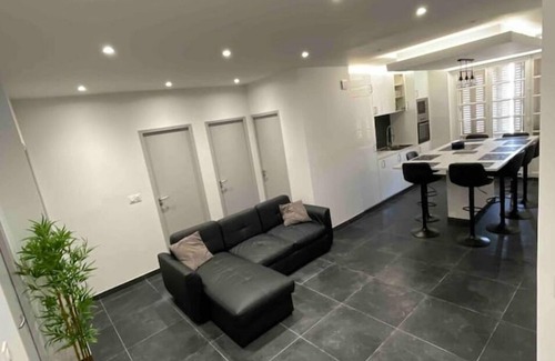 Quartier Hyper-Centre Apartment | Charming Cœur de Grenoble: Ideal for Families with Kitchen
