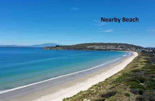 Primrose Sands House | Inviting Cabin Retreat with Breathtaking Views & Family-Friendly