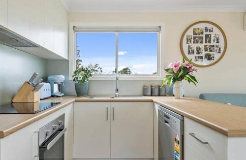 Primrose Sands House | Inviting Cabin Retreat with Breathtaking Views & Family-Friendly