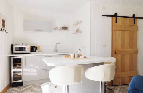 Birdham Cabin | Cosy Cabin Retreat Close to Beaches