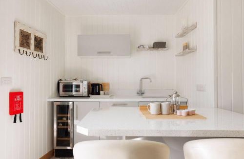 Birdham House | Cosy Cabin Retreat Close to Beaches