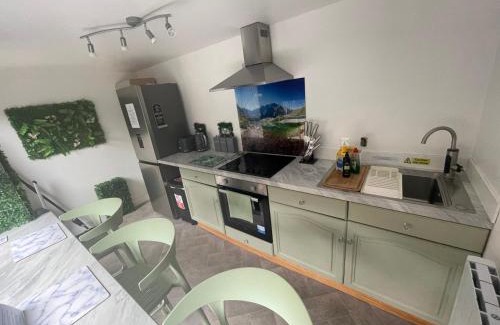 Bircotes Apartment | Inviting Cabin with Private Bathroom & Kitchen Amenities