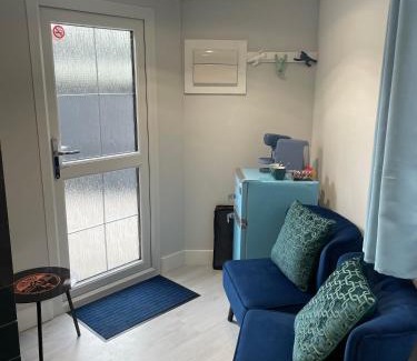 Bircotes Apartment | Inviting Cabin with Private Bathroom & Kitchen Amenities