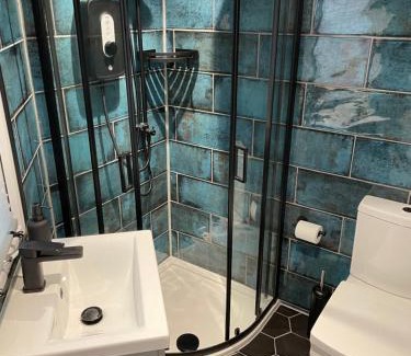 Bircotes Apartment | Inviting Cabin with Private Bathroom & Kitchen Amenities