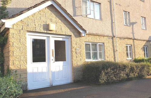 Paisley Apartment | Inviting Cactus Flat near Glasgow Airport & UWS UNI