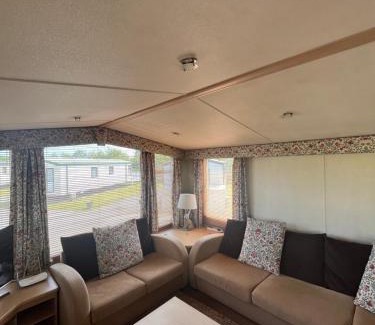 Winestead House | Comfortable Caravan Near Pool and Family-Friendly Dining