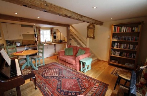 Holt Cottage | Relaxing Carpenters Cottage in Holt with Pool & Piano