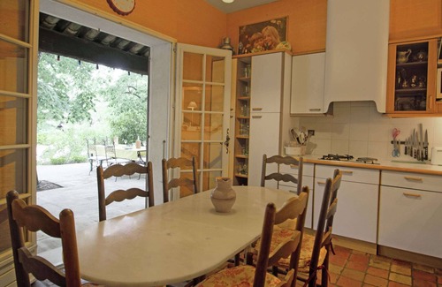 Villeneuve-les-Avignon Villa | Charming Chalet Steps from the Slopes with Pool Access