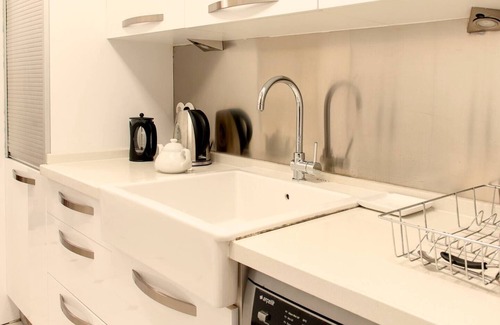 Beyoglu Apartment | Cozy Getaway with Gorgeous Terrace Views in Galata