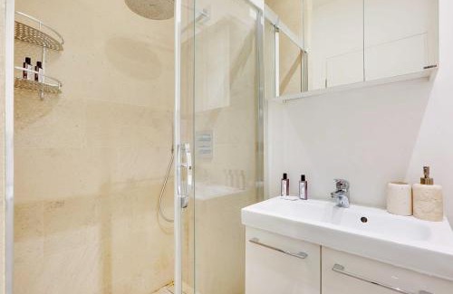 Levallois-Perret Apartment | Chic Studio Retreat - Perfect for Families in Levallois
