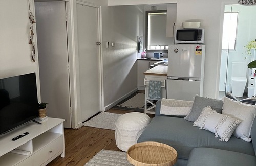 Woonona Apartment | Cozy 1st Floor Apartment Steps from the Beach - Guest Rated 9.8
