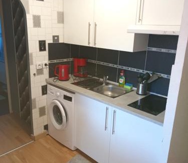 Poteries Apartment | Cozy Colette: Family-Friendly Retreat with Free Parking
