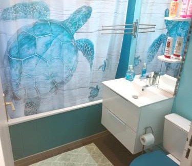 Poteries Apartment | Cozy Colette: Family-Friendly Retreat with Free Parking