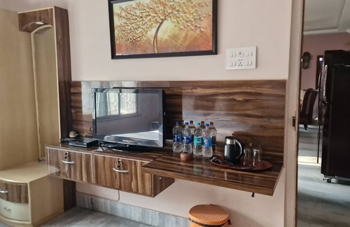 Kolkata Apartment | Cozy and Safe Stay with Breakfast in Kolkata