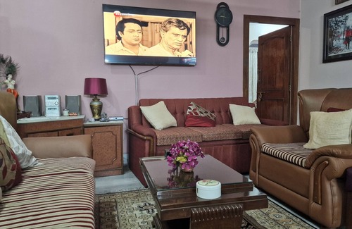 Kolkata Apartment | Cozy and Safe Stay with Breakfast in Kolkata