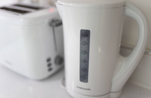 Selly Oak Apartment | Cozy Ground Floor Studio with Kitchen Near the City