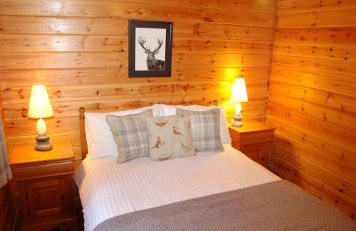 Killin Cabin | Cozy Rowan Lodge No2: Pet-Friendly with Hot Tub & Breakfast