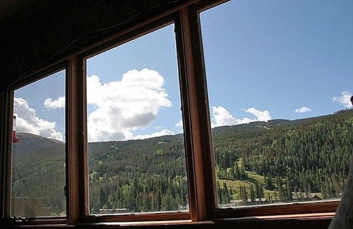Mountain House Condo | Inviting Condo with Mountain Views & Spa Access Near Lifts
