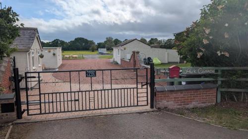 Wollerton House | Pet-Friendly Cosy Coppice Cottage with High Guest Ratings