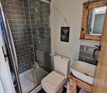 Wollerton House | Pet-Friendly Cosy Coppice Cottage with High Guest Ratings