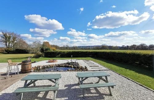 Wollerton House | Pet-Friendly Cosy Coppice Cottage with High Guest Ratings