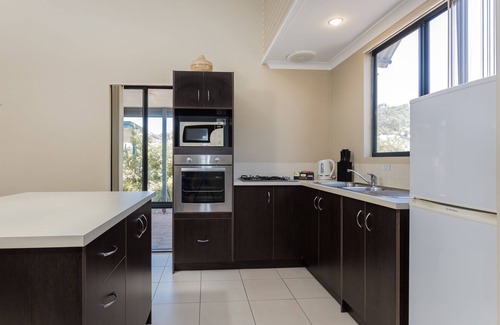 Kronkup Cottage | Inviting Cosy Corner: Oceanfront Retreat with Pool & Dining