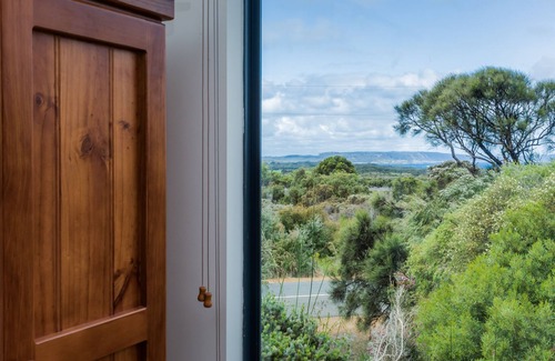 Kronkup Cottage | Inviting Cosy Corner: Oceanfront Retreat with Pool & Dining