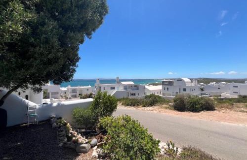 Paradise Beach Apartment | Charming Oceanfront Holiday Apartment for Two on Orpheus