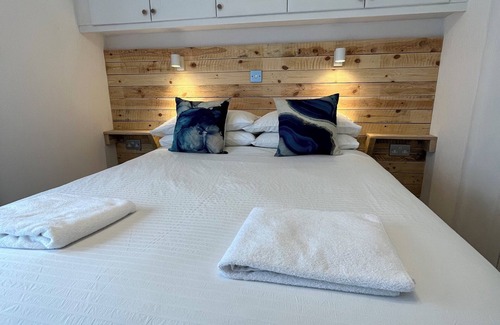 Saint John Cabin | Cosy Cornish lodge 10 minute walk from the beach
