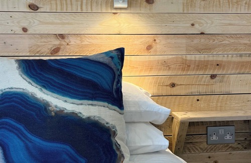 Saint John Cabin | Cosy Cornish lodge 10 minute walk from the beach