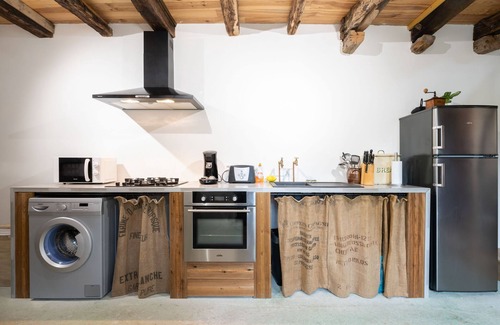 Peyzac-le-Moustier Cottage | Cozy Cottage Retreat with Garden and Family Amenities
